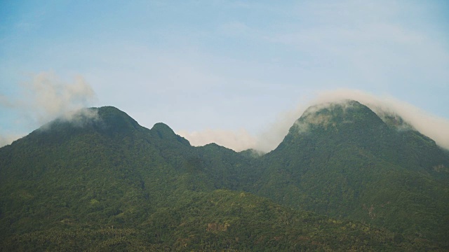 山川和天空的景观。Camiguin岛视频素材