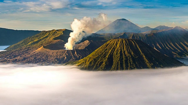 Bromo火山(Gunung Bromo)在日出时从Penanjakan山在Bromo腾格里塞缪国家公园视频素材