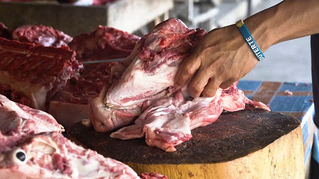 在街市上切肉视频素材