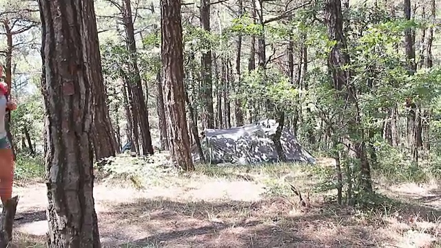 美丽的年轻女孩与一个背包在旅游活动视频素材