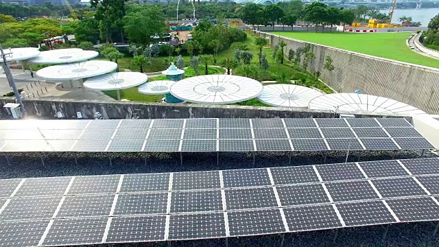 太阳能电池板在野外视频素材