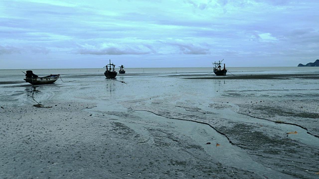 海滩上的渔船视频素材