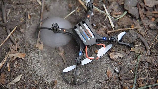 Quadrocopter。破碎的四轴飞行器躺在地上视频素材