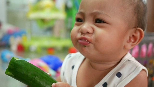 婴儿吃黄瓜视频素材