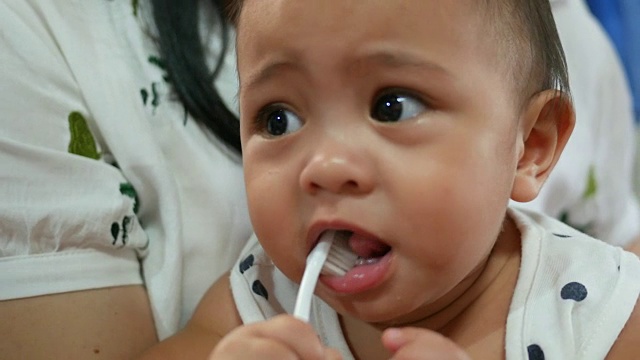 宝宝用嘴玩塑料玩具视频素材