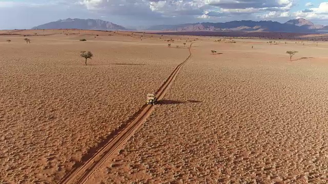 鸟瞰图车辆通过美丽的纳米比亚自然保护区视频素材