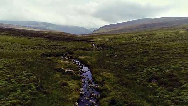 小溪流向萨利缺口在爱尔兰Wicklow，鸟瞰图视频素材