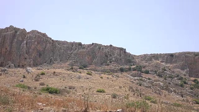 高大的山脊前面的大片荒地视频素材