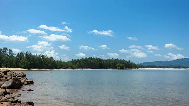 4k时间流逝美丽的热带海洋和晴朗的蓝天，夏季的云，普吉岛视频素材