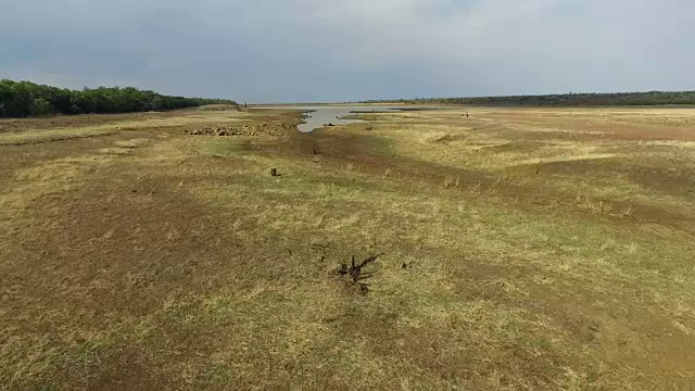 由于干旱在水库大坝为农业和饮用后退水的鸟瞰图视频素材