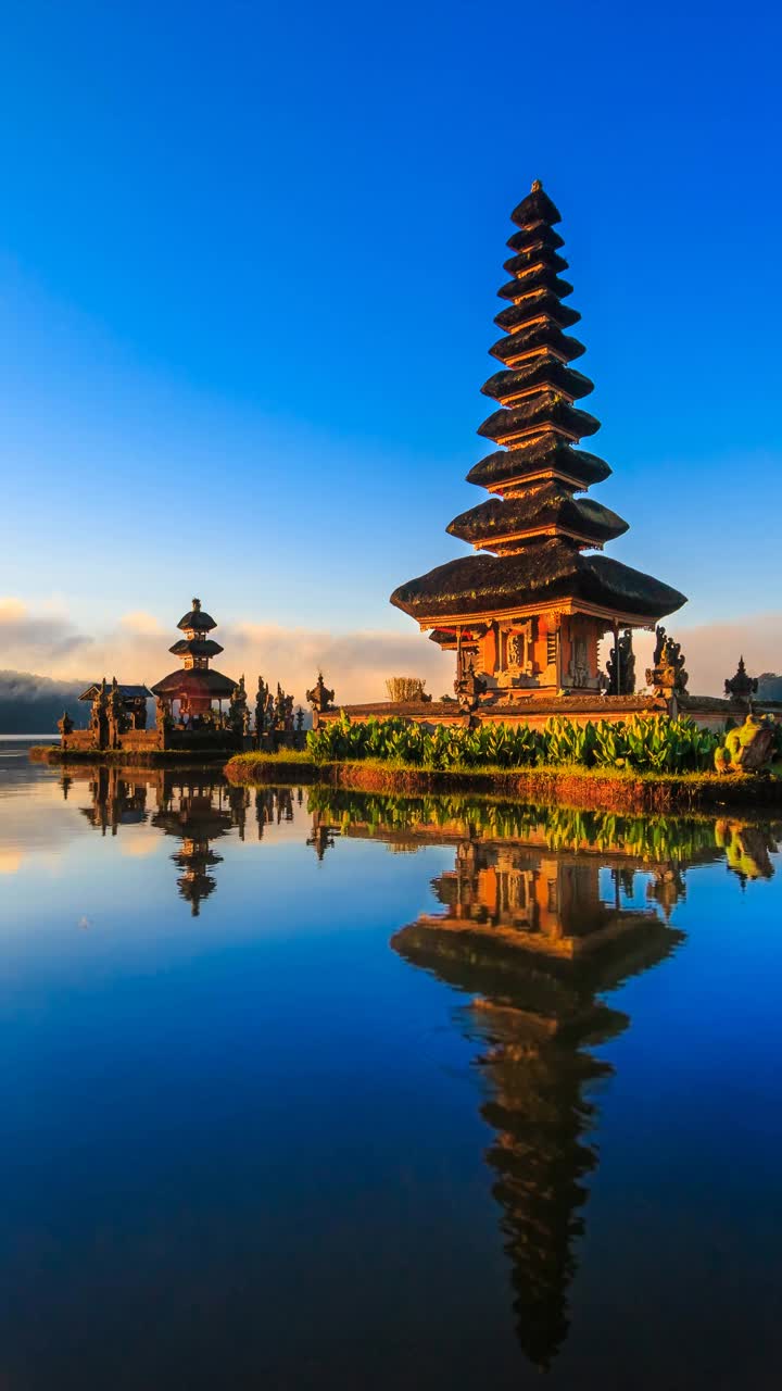 Pura Ulun Danu Bratan，印尼巴厘岛地标旅游胜地4K时光流逝(垂直屏幕)视频素材