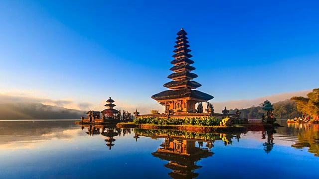 Pura Ulun Danu Bratan，印尼巴厘岛标志性旅游胜地视频素材