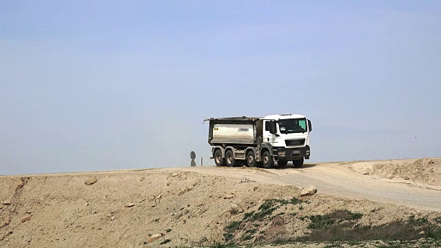 在道路施工现场运送泥土的卡车视频素材