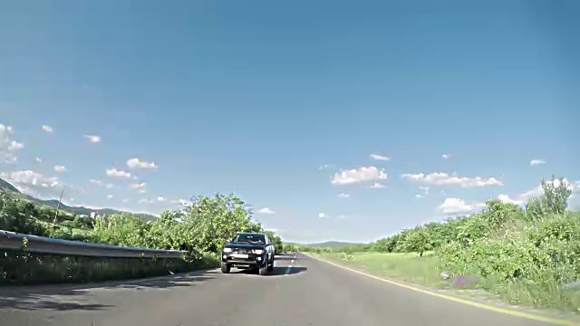 在乡村道路上超越越野车视频素材