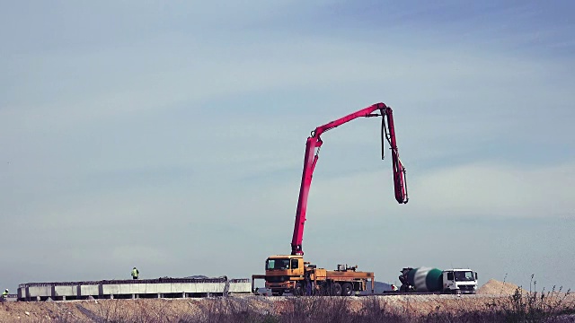 移动式起重机在道路施工现场起吊发电机，收缩手臂延时视频素材