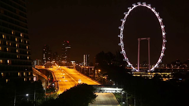 时间流逝:新加坡城市道路上的夜间交通视频素材