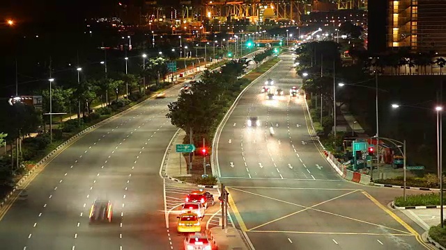 时间流逝:新加坡城市道路上的夜间交通视频素材