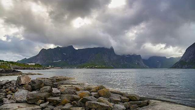 挪威罗浮敦群岛的一个渔村。壮观的晚霞在陡峭的山峰上移动。视频素材