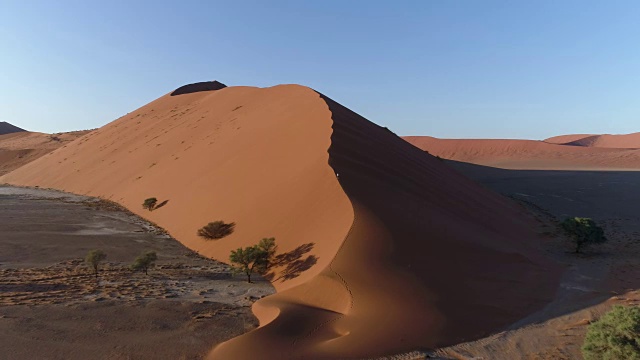 空中放大的男性游客在纳米布沙漠的沙丘上行走视频素材