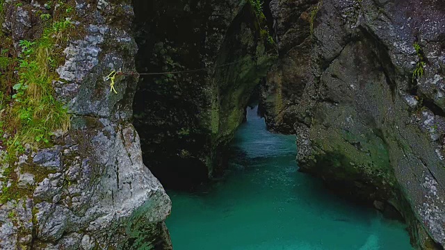 Aerial:美丽的绿松石山脉河流在夏天穿过岩石山谷视频素材