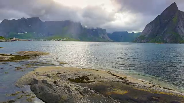 挪威罗浮敦群岛的一个渔村。壮观的晚霞在陡峭的山峰上移动。视频素材