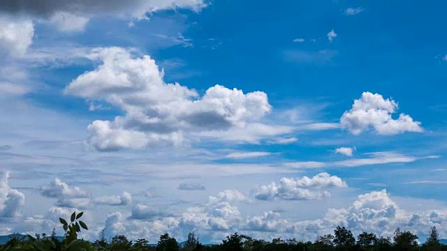 在树和山的上空掠过蓝天的云的时间视频素材