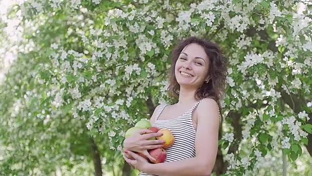 一个年轻女子在树的后面享受着视频素材