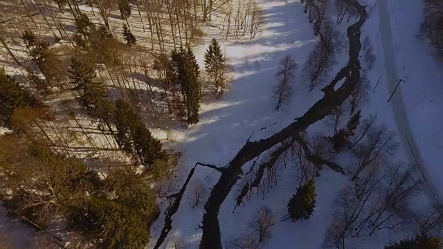 美丽的冬日日落在山路上视频素材