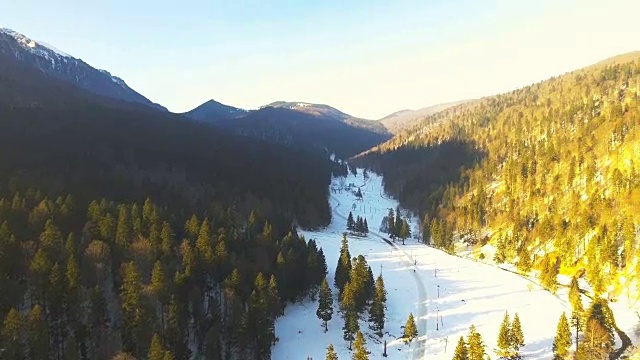 美丽的冬日日落在山路上视频素材