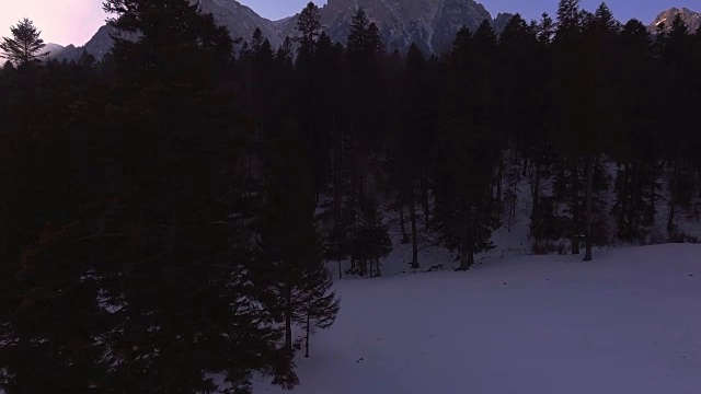 美丽的冬日日落在山路上视频素材