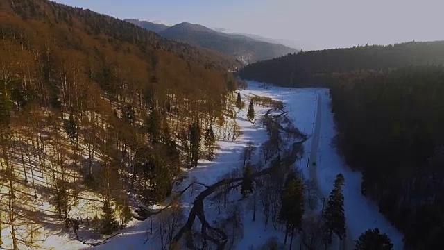 美丽的冬日日落在山路上视频素材