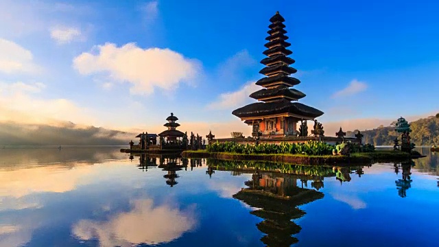 Pura Ulun Danu Bratan，印尼巴厘岛地标旅游胜地4K时光流逝(向上倾斜)视频素材