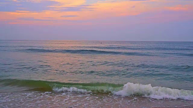 美丽的日落在海滩上的海浪全景日落时间的高清视频视频素材