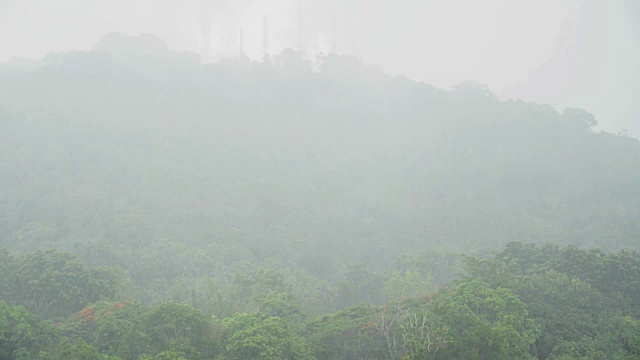 雨点运动与云风暴在山上视频素材