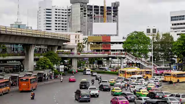 交通:4K时间推移(4096x2160):泰国曼谷市中心高速公路交通的时间推移视频素材