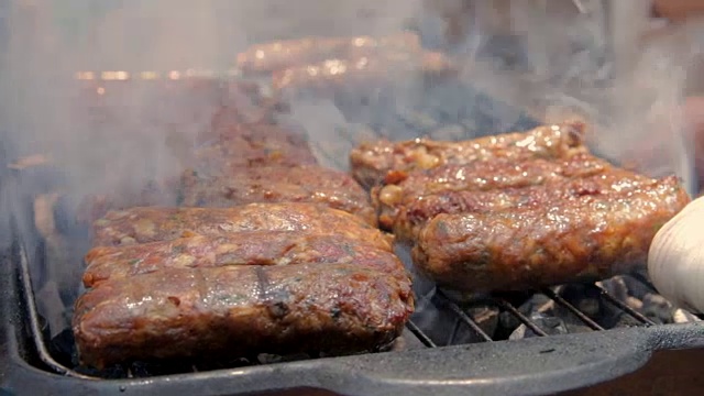 在热烤架上烤烤肉串视频素材