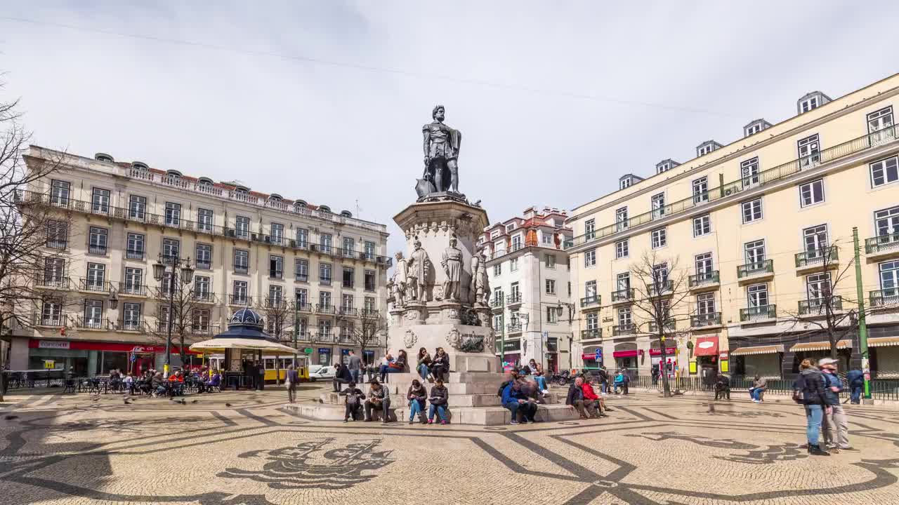 LuÃ-s de CamÃµes square的运动延时(hyperlapse)。葡萄牙里斯本。2017年4月视频素材