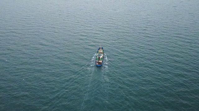 海上的渔船。航空摄影测量视频素材