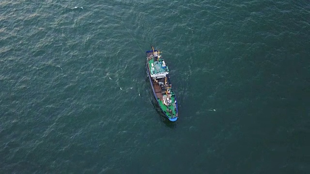 海上的渔船。航空摄影测量视频素材