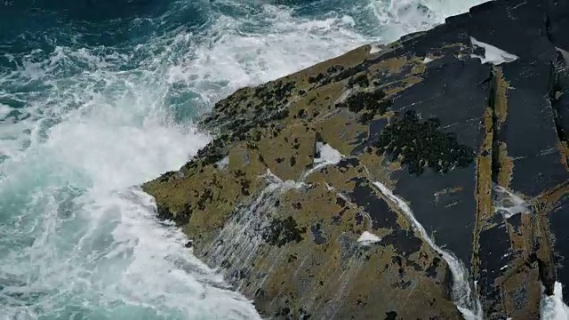 巨大的海浪撞击着岩石视频素材