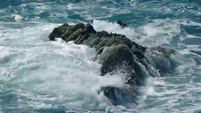 大海里的巨浪撞击着岩石视频素材