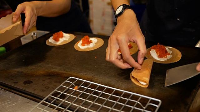 男子手工烹饪泰国甜点甜派视频素材