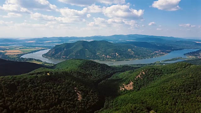 时间流逝飞过多瑙河曲流，靠近Visegrad，匈牙利。视频素材