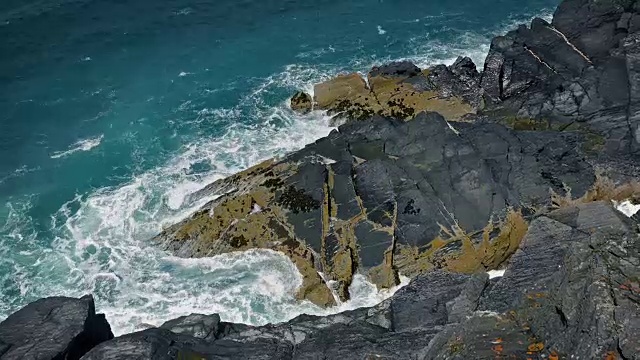 海浪打破大岩石海岸景观视频素材