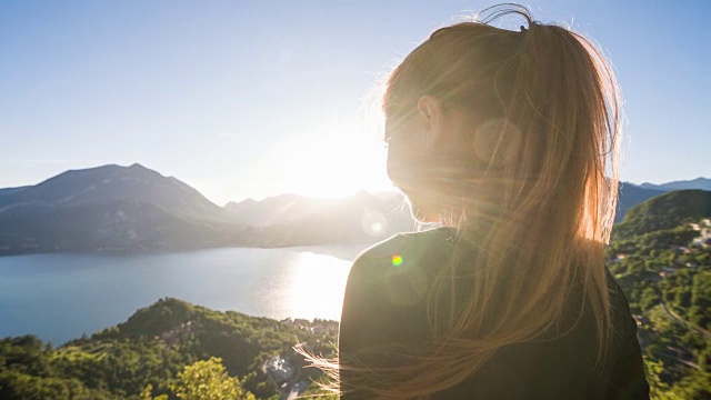 一名女子站在意大利湖上欣赏令人叹为观止的风景视频素材