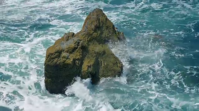 海浪拍打着海里的岩石视频素材