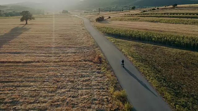 在乡下骑摩托车视频素材