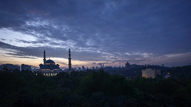 日出在联邦清真寺，吉隆坡与剪影吉隆坡城市天际线视频素材