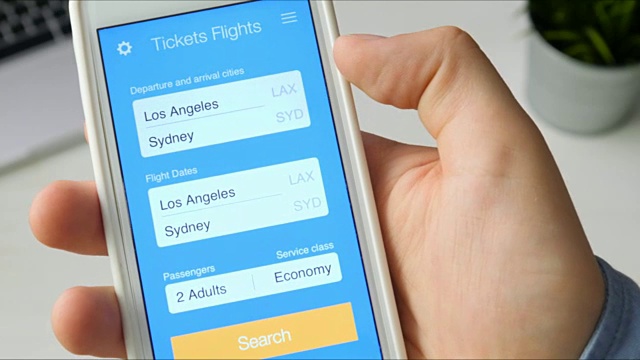 使用智能手机应用预订机票视频素材