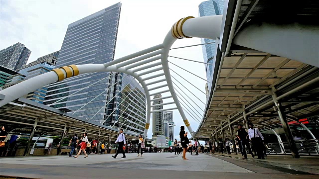 Chong Nonsi skytrain station“BTS”空中步道视频素材